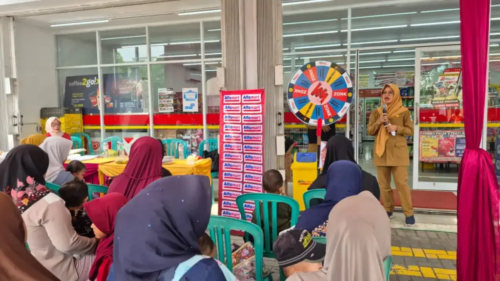 Program Alfamart Sahabat Posyandu bersama Cussons Baby di halaman gerai Alfamart Cibunar, Cibatu, Garut.