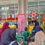 Program Alfamart Sahabat Posyandu bersama Cussons Baby di halaman gerai Alfamart Cibunar, Cibatu, Garut.