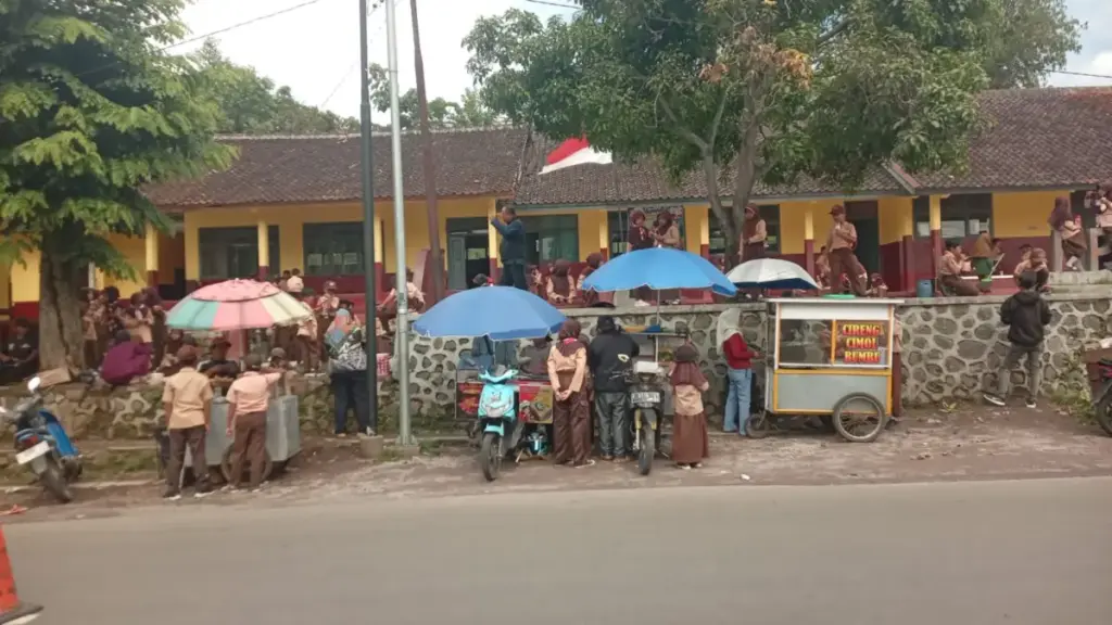 Siswa SDN Mekarsari 1 Kecamatan Bayongbong saat menantikan mobil MBG