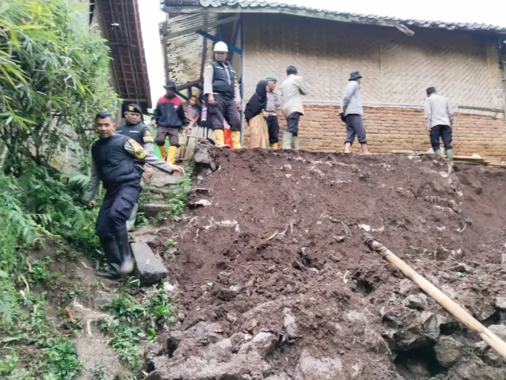 Hujan Deras Picu Longsor di Pasirwangi, Polsek Lakukan Pengecekan Lokasi Tanah longsor yang menimpa belakang rumah warga di Pasirwangi akibat hujan deras. (Istimewa)