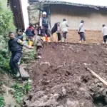 Tanah longsor yang menimpa belakang rumah warga di Pasirwangi akibat hujan deras. (Istimewa)