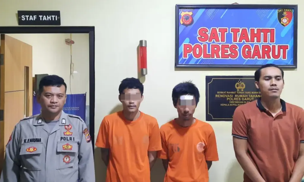 Dua Warga Garut Ditangkap Saat Edarkan Sabu, Polisi Amankan Barang Bukti Dua Warga Garut Ditangkap Saat Edarkan Sabu, Polisi Amankan Barang Bukti