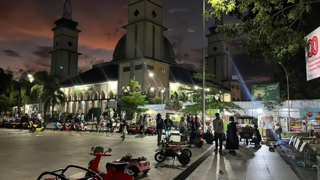 Serunya Malam Minggu di Garut! Alun-alun Jadi Tempat Nongkrong Favorit Semua Kalangan Suasana malam minggu di Alun-alun Garut. (Foto: Rizki Peratami/Radar Garut)