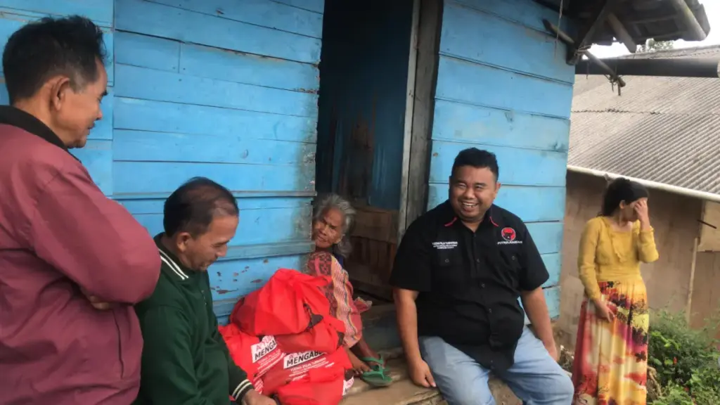 Anggota DPRD Garut Kunjungi Lansia Sebatang Kara di Cigadog, Makan Mengandalkan Pemberian Keluarga Anggota DPRD Garut Yudha Puja Turnawan saat mengunjungi lansia yang hidup sebatang kara di Desa Cigadog