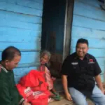 Anggota DPRD Garut Yudha Puja Turnawan saat mengunjungi lansia yang hidup sebatang kara di Desa Cigadog