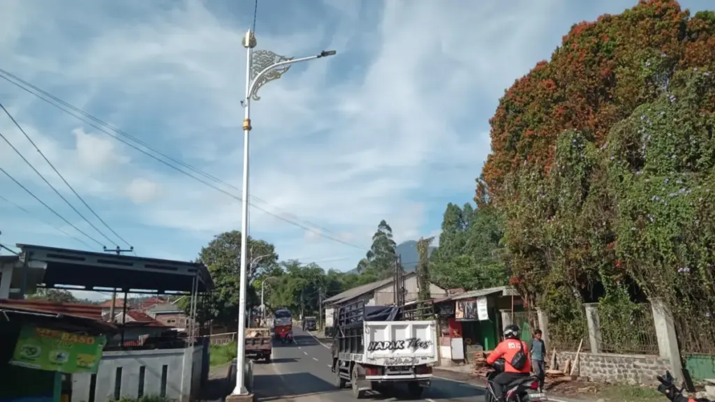 Memo Hermawan Dukung Langkah Pemprov Jabar Pasang PJU, Dorong Warga Turut Mengawasi dari Aksi Kejahatan PJU di jalan Provinsi, Garut. (Feri/Radar Garut)