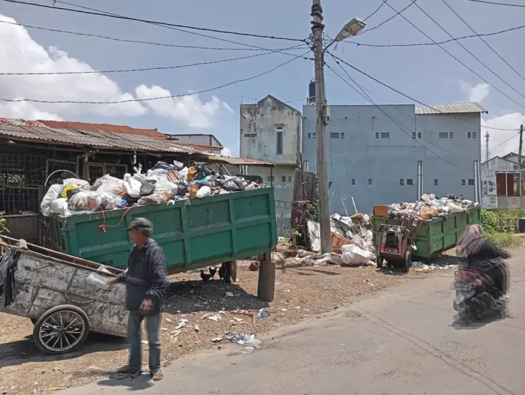 230 Ton Sampah Tiap Hari, DLH Garut Akui Kekurangan Armada Sampah menumpuk di Jalan Gatot Subroto, Perumahan Cempaka Indah, Karangpawitan