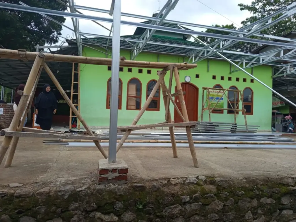 Masjid Al-Hamedin di Wisata Ziarah Sunan Haruman Garut Diperluas, Pembangunan Dibiayai Warga dan Donatur Masjid Al-Hamedin diperluas dan di makmurkan. (Pepen Apendi/Radar Garut)