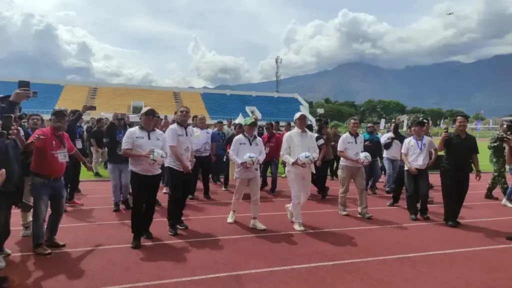 Liga 4 Piala Gubernur 2025 Resmi Bergulir di Garut, KDM Gaungkan Sepakbola Tingkat Desa Pembukaan kompetisi Liga 4 seri 1 Piala Gubernur tahun 2025 di SOR RAA Adiwijaya, Garut. (Ale/Radar Garut)