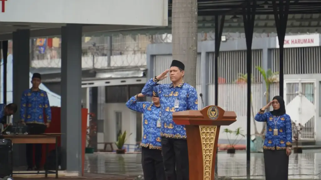Lapas Garut Gelar Upacara Sumpah Pemuda ke-97 Bersama Warga Binaan Kalapas Garut bertindak menjadi Inspektur upacara Hari Sumpah Pemuda ke-97