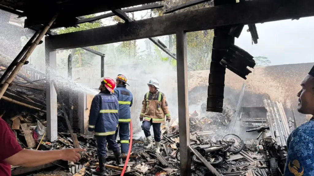 Sebuah Garasi Warga Terbakar di Bayongbong Garut, Hanguskan 2 motor dan 1 Mobil (istimewa)