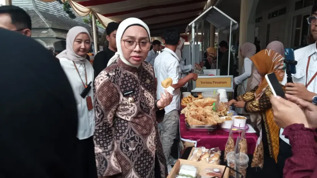 Wabup Garut Sentil Warga dan Pelaku UMKM Masih Pilih Bank Emok, Padahal Pinjam ke Bank Lebih Mudah Wakil Bupati Garut, Putri Karlina
