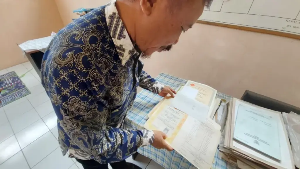 IJAZAH YANG BELUM DIAMBIL: Kepala SMA Cokroaminoto Cirebon, Moh Tajudin