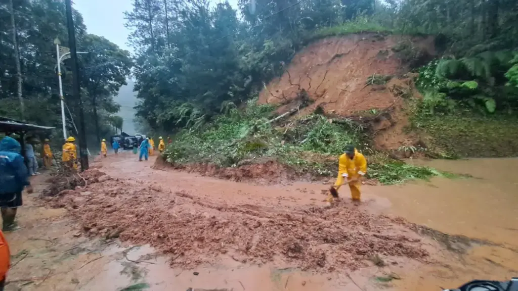 Longsor Terjang Pamulihan Garut, Bahu Jalan dan SDN 1 Garumukti Terdampak Material Longsor Sebagian jalan tertimbun material longsor Kecamatan Pamulihan. (Istimewa)