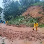 Sebagian jalan tertimbun material longsor. (Istimewa)