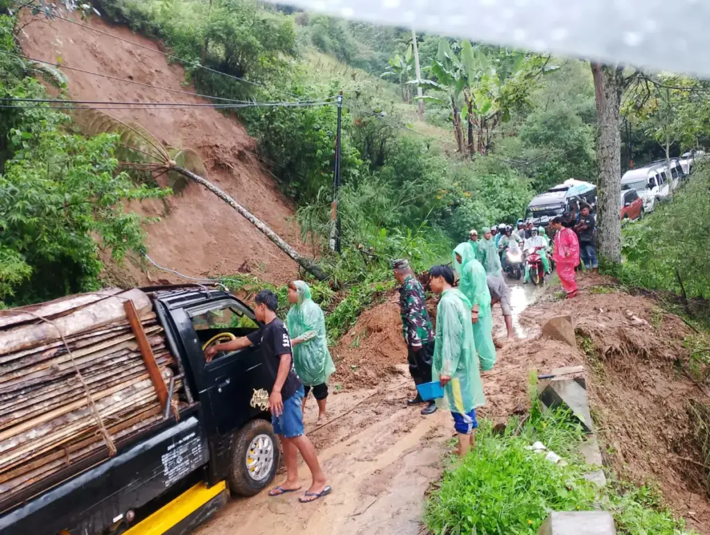 Warga Terjebak Longsor di Pakenjeng, Akses Transportasi Lumpuh Longsor menutupi badan jalan Jatiwangi, akses transportasi terputus. (Istimewa)