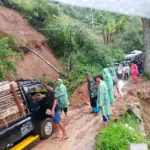 Longsor menutupi badan jalan, akses transportasi terputus. (Istimewa)