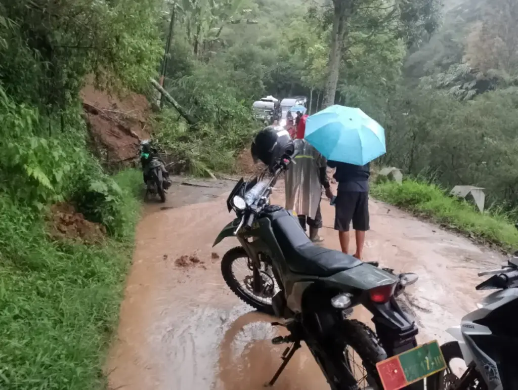Longsor di Banjarwangi Berhasil Dipulihkan, Akses Jalan Dilakukan Sistem Buka Tutup Longsor di Banjarwangi Berhasil Dipulihkan, Akses Jalan Dilakukan Sistem Buka Tutup. (Istimewa)