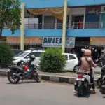 Petugas parkir resmi memakai seragam khusus motif batik oranye dilengkapi name tag. (Foto: Ale/Radar Garut)