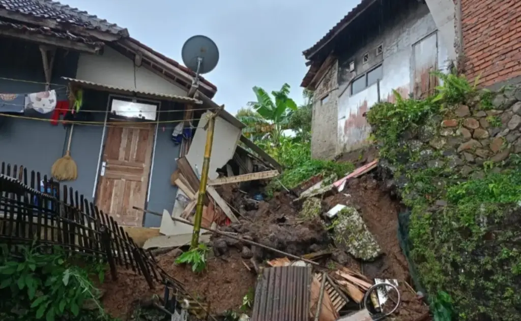 Dapur Rumah Warga di Neglasari Cisompet Tertimbun Material Longsor Hingga Ambruk Salah satu dapur rumah warga tertimbun material longsor hingga ambruk. (Istimewa)