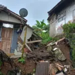 Salah satu dapur rumah warga tertimbun material longsor hingga ambruk. (Istimewa)