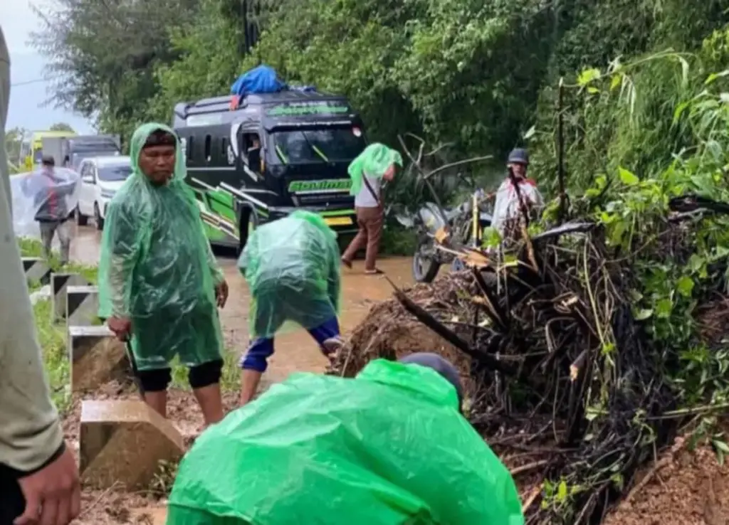 Longsor Timbun Jalan di Jatiwangi Garut, Akses Warga Masih Terputus Longsor Timbun Jalan di Jatiwangi Garut
