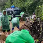 Longsor Timbun Jalan di Jatiwangi Garut