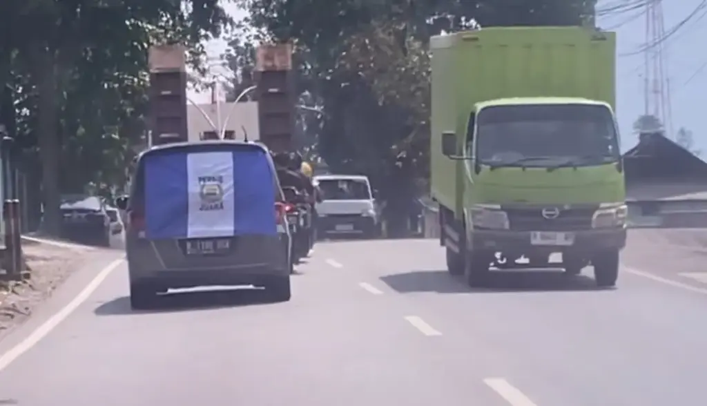 Jalur logistik pengiriman barang di Jalan Kadungora yang menghubungkan daerah Garut Bandung