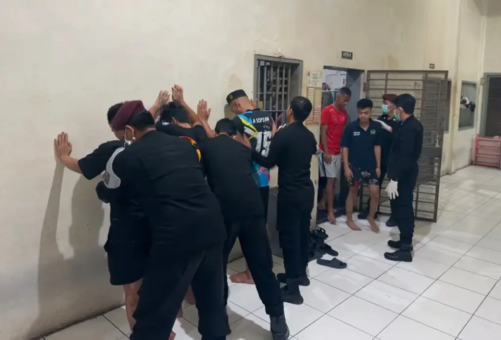 Rutan Garut Gelar Razia Gabungan Bersama TNI dan Polri, Pastikan Kamar Hunian Bebas dari Barang Terlarang istimewa