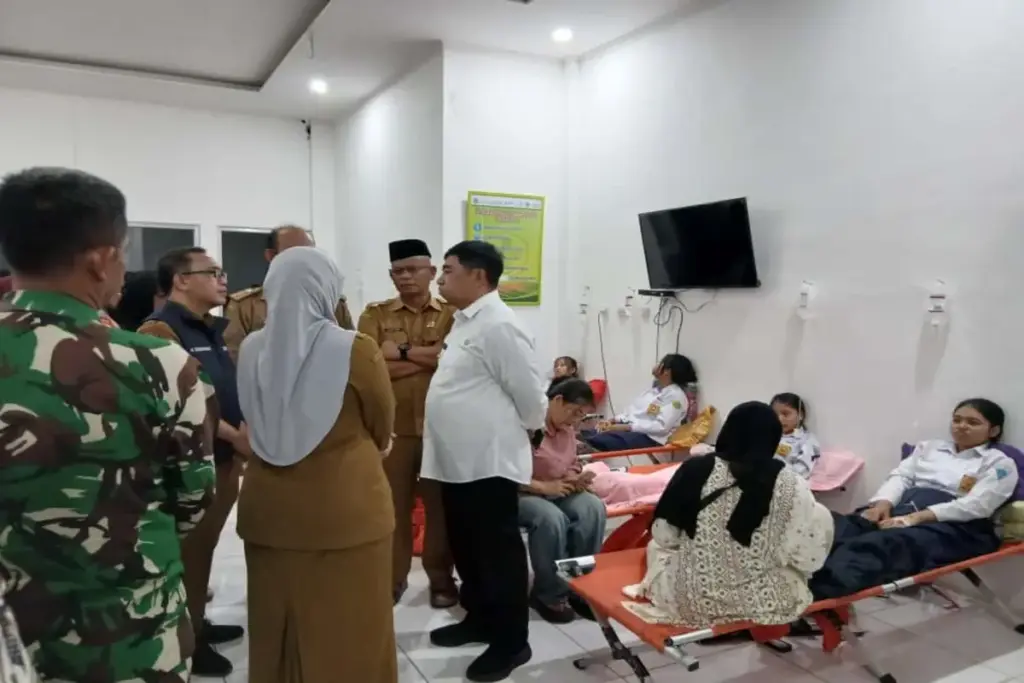 Bupati Garut, Abdusy Syakur mengunjungi puskesmas tempat dirawatnya sejumlah siswa yang mengalami keracunan MB