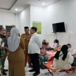 Bupati Garut, Abdusy Syakur mengunjungi puskesmas tempat dirawatnya sejumlah siswa yang mengalami keracunan MB
