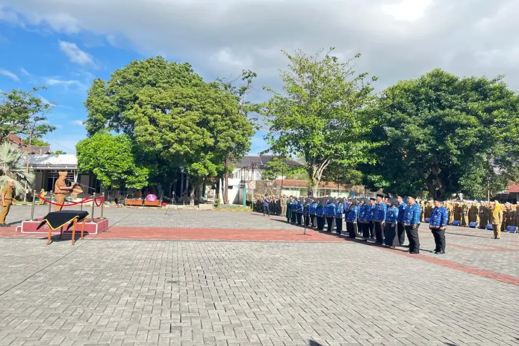 Bupati Garut saat memimpin apel di Lapangan Setda Garut