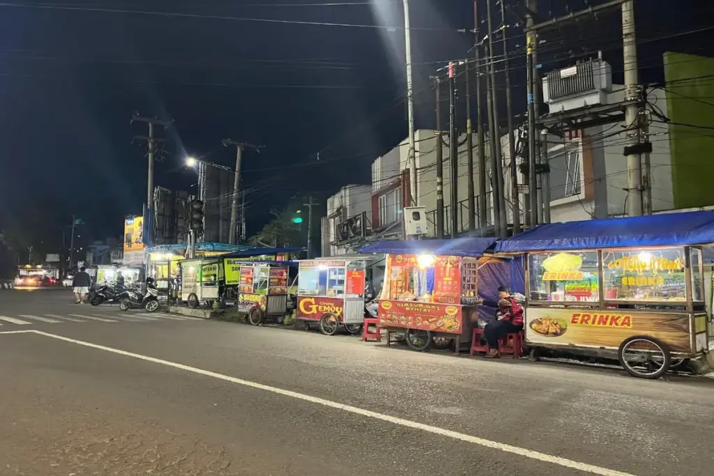 PKL di Garut berjualan di badan jalan dan trotoar