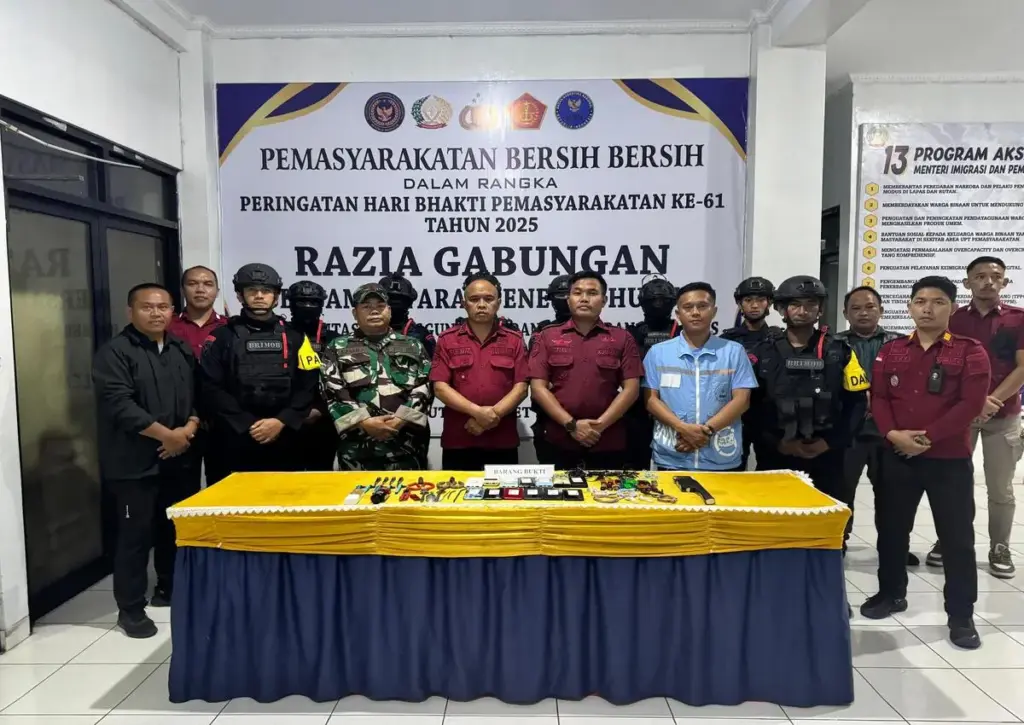 aparat gabungan melaksanakan razia di dalam Lapas Garut