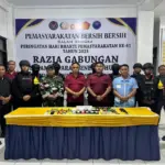 aparat gabungan melaksanakan razia di dalam Lapas Garut