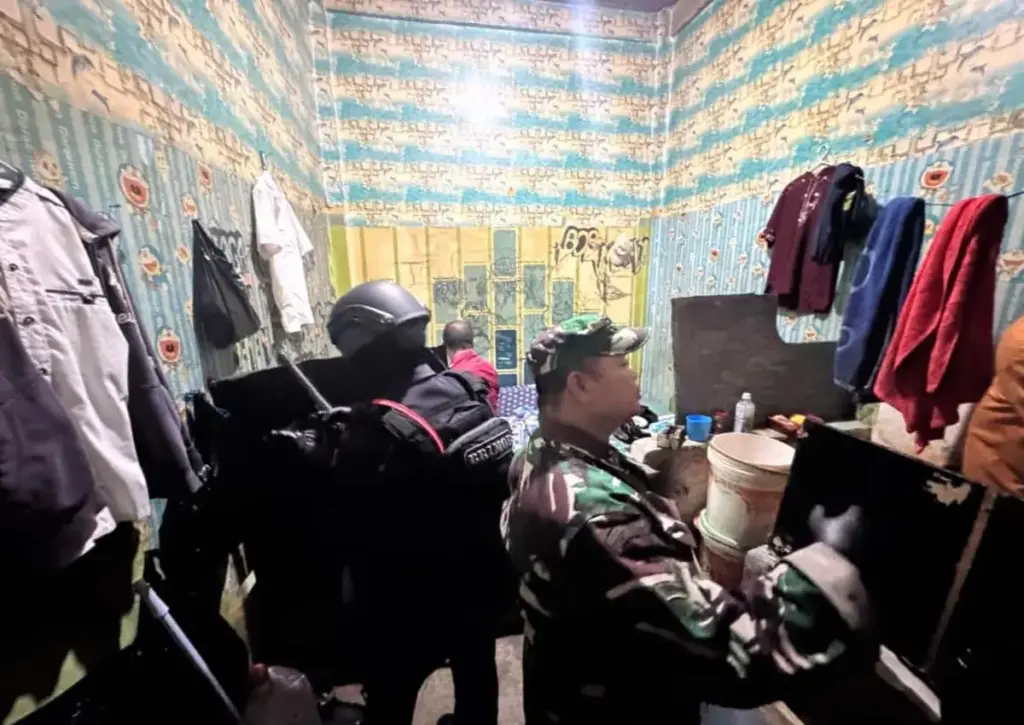Petugas gabungan melakukan razia di dalam blok hunian Lapas Garut