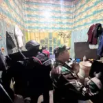 Petugas gabungan melakukan razia di dalam blok hunian Lapas Garut