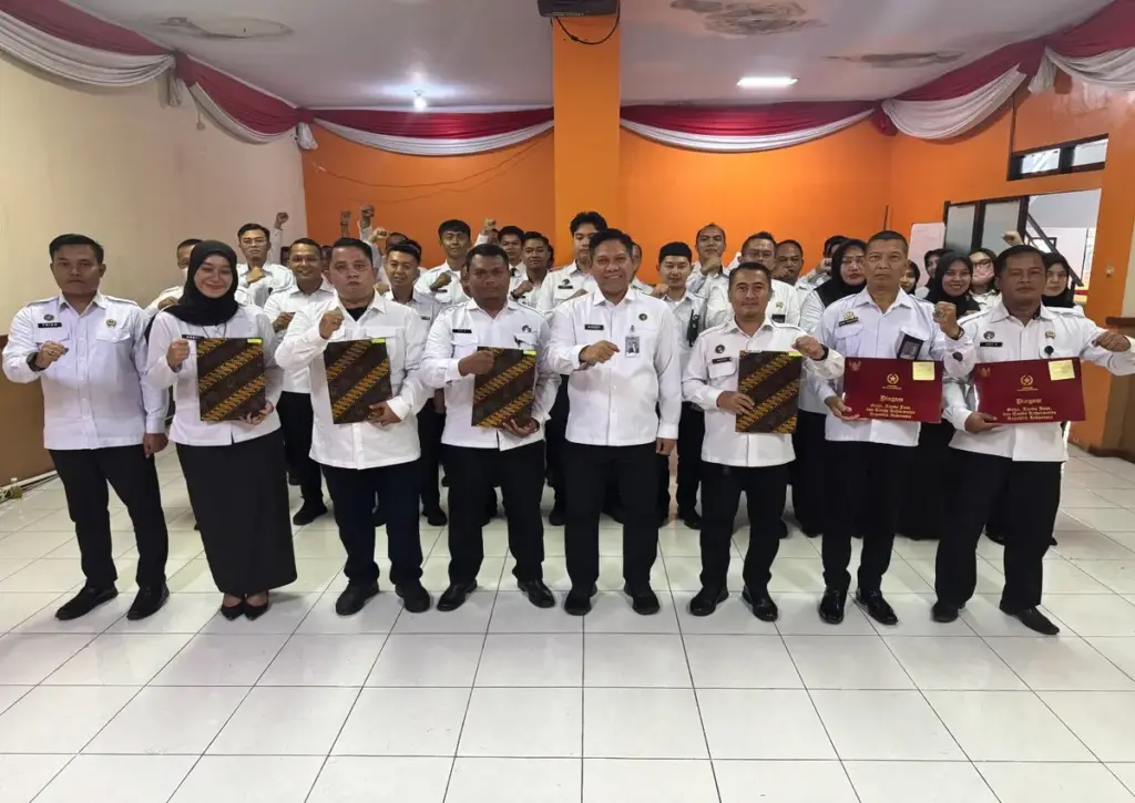 Kalapas Garut Rusdedy foto bersama dengan pegawai Lapas Garut yang naik pangkat dan mendapatkan penghargaan Sa