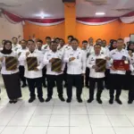 Kalapas Garut Rusdedy foto bersama dengan pegawai Lapas Garut yang naik pangkat dan mendapatkan penghargaan Sa