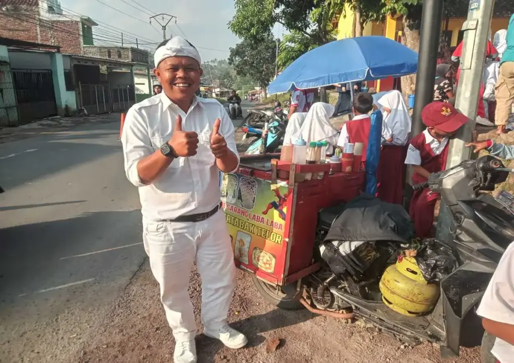 Sasa Saefurrohman, pedagang makanan jajanan anak, bergaya mirip KDM