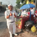 Sasa Saefurrohman, pedagang makanan jajanan anak, bergaya mirip KDM
