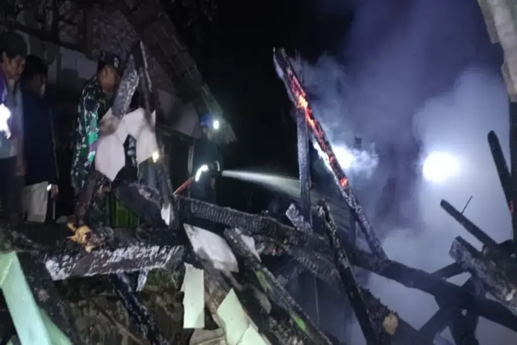 rumah semi permanen ludes terbakar di Singajaya Garut