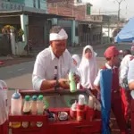 pedagang Garut, Sasa Saefurrohman menirukan penampilan KDM