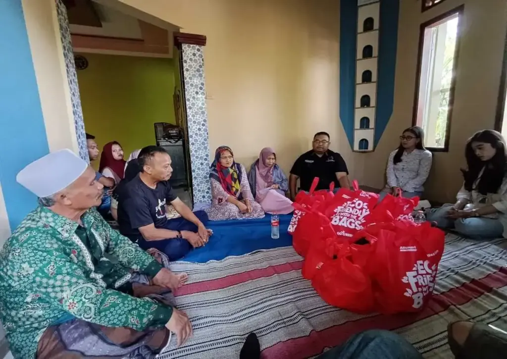 Yudha Puja Turnawan mengunjungi lansia tua korban kebakaran di Sukaresmi