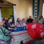 Yudha Puja Turnawan mengunjungi lansia tua korban kebakaran di Sukaresmi