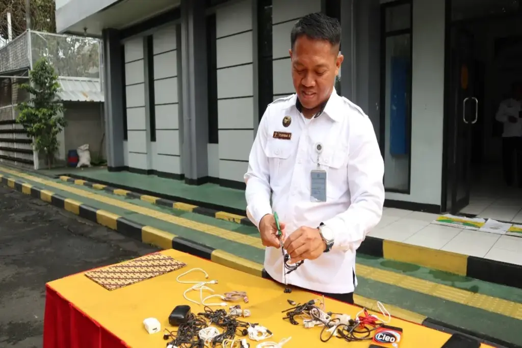 Petugas Lapas Garut memusnahkan barang bukti hasil razia