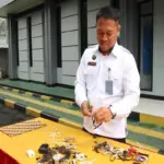 Petugas Lapas Garut memusnahkan barang bukti hasil razia