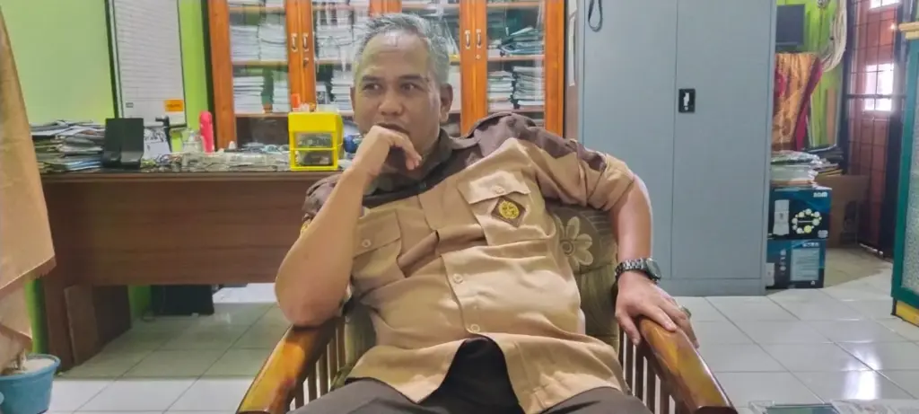 Kebijakan KDM Soal Bayarkan Ijazah Siswa Nunggak, Kepsek SMK 2 Pasundan Garut Sebut "Ngabuntut Bangkong" Kepsek SMK Pasundan 2 Garut saat ditemui di sekolahnya, Jumat (24/10)