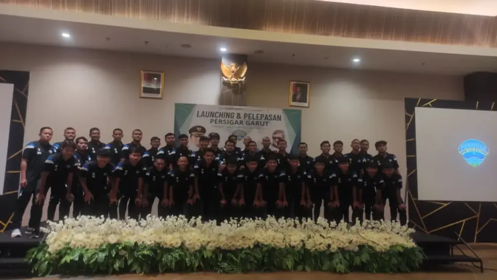 Pemain Persigar Diresmikan, Ketum Optimis Targetkan Lolos ke Liga 3 Nasional Ketua umum, pelatih, jajaran staff hingga para pemain Persigar foto bersama pengukuhan dan pelepasan