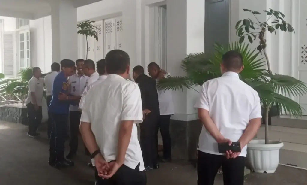 Agenda Pemkab Garut Tanpa Kehadiran Bupati, Sekpri Sebut Syakur Sedang Kurang Sehat Puluhan kepala SKPD Garut jenguk Bupati di gedung pamengkang komplek Pendopo. (Ale/Radar Garut)